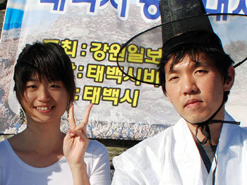 2008년 강원 태백산에서 열린 바둑 행사에서 기념촬영을 한 이도윤 씨(왼쪽)와 이창호 9단. 사진 제공 한국기원