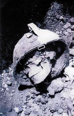 철모를 쓴 상태로 발견된 국군 전사자 유해.