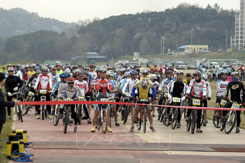 자전거를 올바르게 탈 줄 아는 방법을 아는 사람은 많지 않다. 자신에게 맞는 정확한 피팅이 중요하다. 사진은 동호인들이 참여한 자전거 대회. [사진제공=전국자전거연합회]