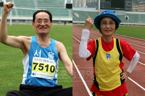 50년간 마라톤을 해오며 숱한 대회에서 입상한 장흥대옹(왼쪽)과 경기도 의정부시의 최고 육상 마니아를 자처하는 김복례 여사.