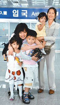 남편을 잃고 세 아이를 베트남 친정에 떠나보내야 했던 홍띠엔씨가 9일 오전 인천공항에서 친정어머니와 함께 한국에 돌아온 아이들을 끌어안고 기뻐하고 있다. 사진 제공 부산동구복지관