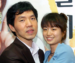 10월 28일 결혼 예정인 이창호 9단(왼쪽)과 예비 신부 이도윤 씨가 15일 기자간담회에서 ‘언제 키스했느냐’는 질문이 나오자 쑥스러운 듯 웃고 있다. 사진 제공 한국기원