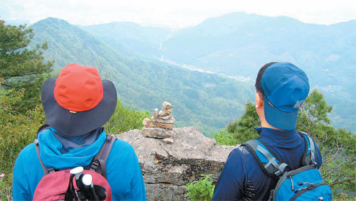 탁 트인 전망 국망산 정상에서 바라본 노은면 지역. 국망산은 원래 금방산이었다가 임오군란 당시 피란 온 명성황후가 한성을 바라보며 국태민안을 빌었다고 해 국망산으로 불린다. 장기우 기자