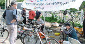 지난달 대구 서구 내당동 삼익뉴타운 아파트단지 내에서 순회수리반이 자전거를 고쳐주고 있다. 사진 제공 대구 서구