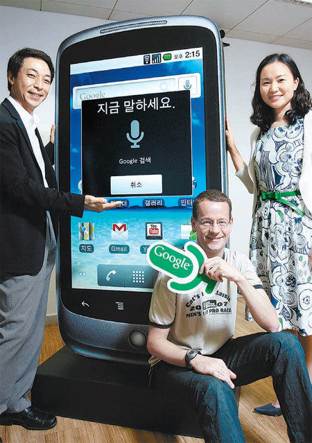 구글코리아는 스마트폰에서 음성으로 정보를 검색할 수 있는 한국어 음성검색 서비스를 16일부터 시작한다고 밝혔다. 이날 이 서비스를
 발표한 구글의 조원규 한국R&D센터 사장, 마이크 슈스터 연구원, 이해민 모바일제품 매니저(왼쪽부터). 사진 제공 
구글코리아
