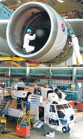 국내 최대 항공기 정비기지인 부산 대한항공 테크센터에서 정비사들이 대한항공 여객기의 날개 엔진을 점검하고 있다(위). 정비가 
한창인 미 해군 수송용 헬기. 사진 제공 대한항공