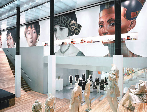 97년 역사의 프라다는 숙련된 제작기술과 대량생산 역량을 성공적으로 결합했다는 평가를 받는다. 현대예술과 패션의 크로스오버를 
추구하는 대표적인 글로벌 기업으로도 손꼽힌다. 사진은 미국 뉴욕에 위치한 프라다 매장. 사진 제공 프라다