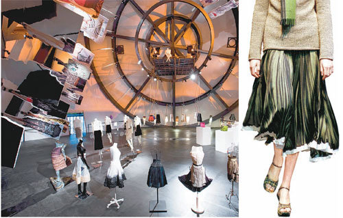 지난해 4월 서울 프라다트랜스포머프로젝트의 일환으로 열린 스커트 전시회. 프라다 최초의 패션쇼에 선보인 스커트를 비롯해 
다양한 스커트 컬렉션이 전시돼 보는 이들의 시선을 사로잡았다(왼쪽). 프라다가 2004 밀란 컬렉션(F/W)에서 선보였던 풀 
스커트(오른쪽). 사진 제공 프라다