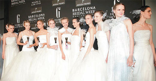 디자이너 헤수스 페이로의 쇼가 끝난 뒤 백스테이지에 모인 모델들. 나비를 떠올리게 하는 머리장식, 소녀풍의 드레스가 인상적이다. 
사진 제공 사진작가 전재호 씨