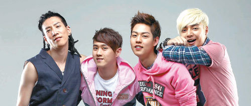 남아공 월드컵과 활동시기가 맞물린 그룹 ‘티맥스’(왼쪽부터 신민철 주찬양 박한비 김준)는 “타이틀곡 ‘까불지마’의 ‘내 앞에서 까불지마’라는 위협적인 가사가 한국의 상대팀들을 제압할 수도 있지 않겠느냐”며 웃었다. 양회성 기자