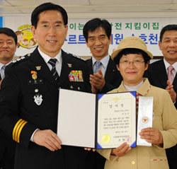 야쿠르트 아줌마 이효숙 씨(오른쪽)가16일 서울지방경찰청에서 조현오 서울지방경찰청장(왼쪽)으로부터 아동유인범죄를 예방한 공로로 감사장을 받고있다.