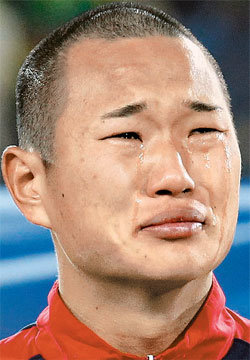 북한국가 들으며 주르륵  정대세가 16일 남아공 요하네스버그 엘리스파크 경기장에서 열린 브라질전에 앞서 북한 국가가 연주되는 동안 굵은 눈물을 쏟아내고 있다. 그의 눈물은 평범하지 못했던 그의 삶을 대변하는 듯하지만 정작 정대세는 “월드컵에 나와 최강팀과 붙는 게 좋아서 눈물을 흘렸다”고 말했다. 요하네스버그=전영한 기자