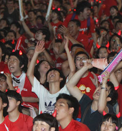 “아…” 2010 남아공 월드컵 한국-아르헨티나전이 열린 17일 오후 서울 강남구 코엑스 앞 영동대로에서 거리응원을 펼치던 시민들이 한국이 잇따라 실점하자 탄식하고 있다. 이날 영동대로에 거리 응원을 나온 시민들은 12만 명(경찰 추산)에 달했다.원대연 기자 yeon72@donga.com