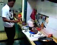 논란의 동영상 속 중국인 남성이 요리를 한다며 자신의 주방에 태극기를 펼쳐 놓고 있다. 그는 이어 칼을 꺼내 태극기를 자른 다음 프라이팬에 튀겼다.Ku6.com 동영상 캡처