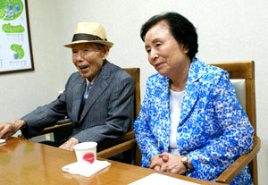 KAIST에 100억 원대의 부동산을 기부하겠다고 나선 조천식(왼쪽) 윤창기 씨 부부가 17일 KAIST를 찾았다. 조 씨 부부는 같은 아파트에 사는 김병호 서전농원 대표가 KAIST에 기부하는 것을 보고 조건 없이 재산을 내놓았다. 대전=지명훈 기자 mhjee@donga.com