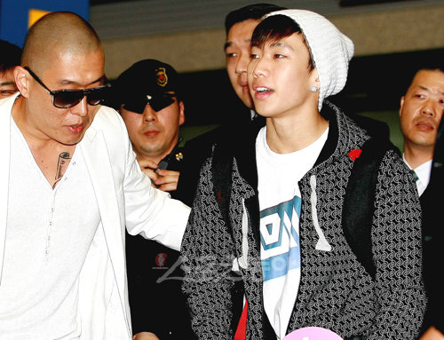 2PM의 전 멤버 재범(오른쪽)이 17일 오후 영화 ‘하이프네이션’의 제작자 제이슨 리(왼쪽)의 안내를 받으며 인천공항을 통해 입국하고 있다.