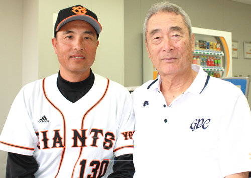 한일 프로야구 최다승 투수가 만났다. 일본 요미우리에서 코치연수를 하고 있는 송진우(왼쪽)가 일본의 전설적인 투수 가네다 마사이치와 포즈를 취하고 있다.