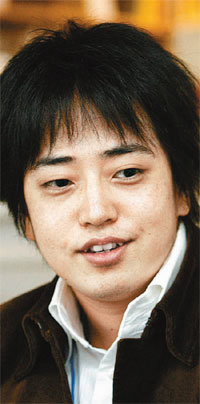 소설 ‘쓰리’의 저자 나카무라 후미노리 씨(33). 그는 일본 도쿄 지하철을 오가는 소매치기가 뜻하지 않게 거대한 음모에 휘말리는 과정을 통해 현대사회의 불안과 공포를 다뤘다. 동아일보 자료 사진