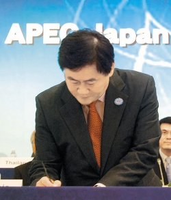 최경환 지식경제부 장관이 19일 일본 후쿠이 현 후지타호텔에서 열린 제9차 아시아태평양경제협력체(APEC) 에너지장관회의에서 공동선언문에 서명하고 있다. 사진 제공 지식경제부