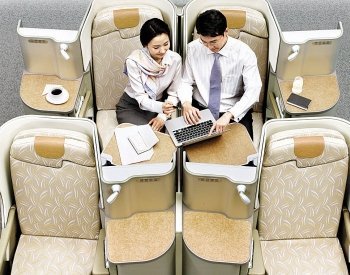 이달부터 아시아나항공이 인천∼베이징 노선에 새로 투입한 B777-200ER 항공기의 비즈니스클래스 좌석인 ‘오즈 쿼드라 스마티움’ 모습. 과거에는 일등석에서나 볼 수 있던 침대형 시트, 개인 테이블 등이 모두 적용돼 있다. 사진 제공 아시아나항공