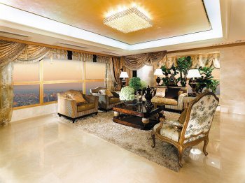 충북 청주 ‘지웰시티’의 255.796m² 펜트하우스 거실. 바닥과 벽면을 대리석으로 마감해 고급스러운 느낌을 준다. 사진 제공 신영