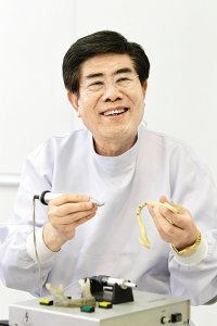 김영수 명예교수가 23년 전 
국내에서 처음 도입한 골유착성 임플란트 기기를 들고 당시를 회고하고 있다. 이훈구 기자 ufo@donga.com