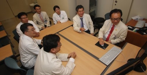 외과, 소화기내과, 종양내과, 방사선종양학과, 영상의학과, 진단검사의학과 교수들로 구성된 서울성모병원 대장암 치료팀이 회의를 열고
 있다. 사진 제공 서울성모병원