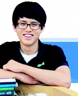 “문제집 한 권을 끝낼 때마다 느끼는 짜릿한 성취감 때문에 공부를 더 열심히 하게 됐다”는 서울 건대부고 3학년 김정훈 군은 “유엔 같은 국제기구에서 일하는 게 꿈”이라고 말했다.