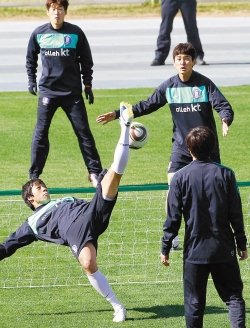 몸도 풀고 기분도 풀고… “족구는 즐거워”  23일 나이지리아와의 조별리그 마지막 경기를 앞둔 태극전사들이 19일 루스텐버그 올림피아파크 경기장에서 족구로 몸을 풀며 아르헨티나전 완패로 가라앉은 분위기를 되살리고 있다. 염기훈(왼쪽 아래)이 몸을 던져 오버헤드킥을 시도하고 있다. 루스텐버그=전영한 기자 scoopjyh@donga.com