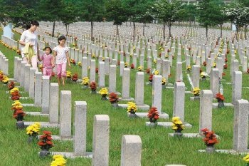 6·25 60년… 역사의 아픔을 되새기며 20일 서울 동작구 동작동 국립서울현충원 묘역을 찾은 한 가족이 묘비를 바라보며 걸어가고 있다. 묘비를 향한 시선에서 숭고한 희생을 기리는 마음이 묻어나는 듯하다. 6·25전쟁 발발 60주년을 앞두고 마지막 주말인 이날 국립현충원에는 참배객들의 발길이 이어졌다. 이훈구 기자 ufo@donga.com