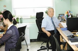 3.2㎡짜리 원장실을 전임의, 비서와 함께 나눠 쓰고 있는 박재갑 국립중앙의료원장(오른쪽). 사진 제공 국립중앙의료원