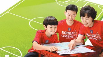 박지성 선수를 ‘롤 모델’로 삼고 있다는 전유동 군(왼쪽). 전 군은 아버지 전한수 씨(가운데)가 축구 경기를 함께 보며 알려준 리더의 역할을 실천하기 위해 노력한다.