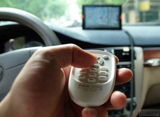 운전 중에 스크린 터치는 위험하니, 가급적 리모컨을 사용하자