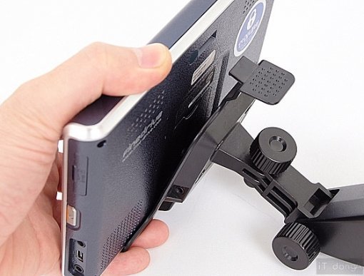 위: iQ 3Dv의 뒷면 연결 부분, 아래: iQ의 뒷면 연결 부분