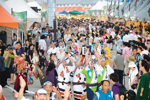 강릉단오제 아시아단오한마당에 참가한 일본 공연단이 단오장을 돌며 축제분위기를 고조시키고 있다. 사진 제공 강릉단오제위원회