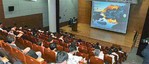 지난해 대구경북디자인센터 아트홀에서 열린 2009 우수기술 이전 설명회에서 인하대 산학협력단이 기업대표들에게 대학 보유 기술을 설명하고 있다. 사진 제공 인하대