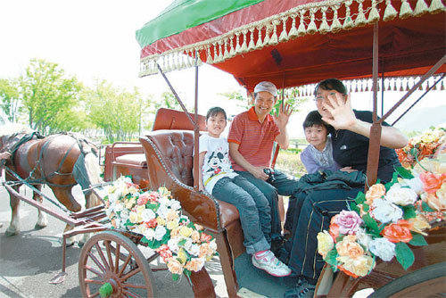 말 테마파크로 변신을 거듭하고 있는 부산경남경마공원 꽃마차가 가족 방문객들에게 인기다. 사진 제공 부산경남경마공원