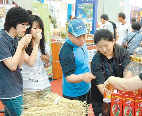 대구 엑스코에서 열린 한방엑스포를 찾은 관람객들이 인삼 판매 부스에서 약차를 맛보고 있다. 이권효 기자