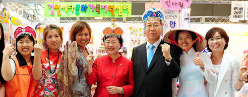 포스코가 21일 주최한 ‘다문화포럼’에서 백희영 여성가족부 장관(왼쪽에서 네 번째)과 정준양 포스코 회장(왼쪽에서 다섯 번째)이 몽골 전통모자를 쓰고 결혼이주 여성들과 포즈를 취하고 있다. 사진 제공 포스코