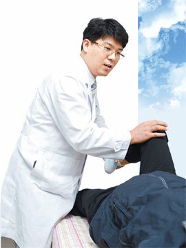 안농겸 강남힘찬병원 부장이 장마철에 무릎 통증이 심해졌다며 호소하는 환자를 진료하고 있다. 사진 제공 강남힘찬병원