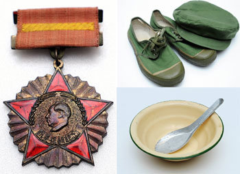 중국동포 이학봉 씨가 전쟁기념관에 기증한 중공군의 물품들. 위로부터 중공군의 기념메달, 모자와 신발, 밥그릇과 수저. 사진 제공 전쟁기념관