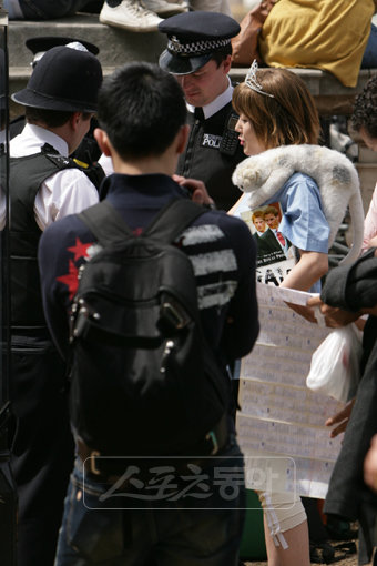 영국 런던에서 ‘거지여왕’ 퍼포먼스를 하다가 현지 경찰에게 제지를 당한 낸시랭. [사진제공=푸키엔터테인먼트]