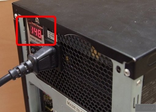 현재 전력 사용량을 실시간으로 확인할 수 있는 마이크로닉스의 ‘파워 워처’ 파워서플라이를 이용해 전력 소모 정도를 측정했다