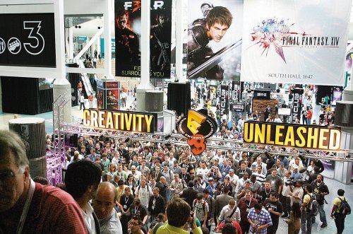 17일(현지 시간) 폐막한 북미지역 최대 게임쇼 ‘E3 2010’ 전시장 풍경. 수백 명이 입구에 몰린 가운데 ‘창의력을 자유롭게 하다(Creativity unleashed)’라는 박람회 주제가 걸려 있다. 로스앤젤레스=AFP 연합뉴스