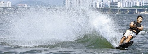 22일 한 시민이 한강에서 수상스키를 즐기고 있다. 날이 더워지면서 수상레포츠를 즐기려는 사람이 늘고 있다. 서울시는 “한강에서도 수상스키나 바나나보트 등 각종 수상레포츠를 즐길 수 있다”고 설명했다. 김재명 기자 base@donga.com