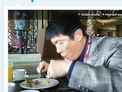 차범근 SBS 해설위원이 스포츠동아 트위터에 올린 사진. TV 해설을 하기 전에 식사를 하고 있다.