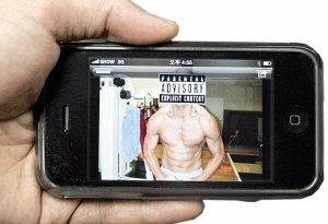 한 축구팬이 아이폰으로 북한 대표팀 정대세 선수의 트위터를 보고 있는 모습.정대세는 얼굴을 가린 상반신 모습을 트위터 프로필 사진으로 올려놓았다.양회성 기자 yohan@donga.com