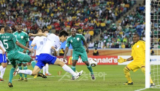 나이지리아 전과의 전반전 경기에서 이정수 첫골을 넣고 있다. 전영한 동아일보 기자 scoopjyh@donga.com
