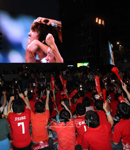 23일 새벽 서울 시청 광장에서 2010 남아공월드컵 16강 진출을 위한 본선 B조 마지막 경기인 나이지리아전을 시청하던 시민들이 박주영의 역전골이 터지자 환호하고 있다. 임진환 기자 photolim@donga.com