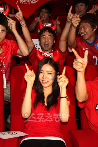 2010남아공 월드컵 축구대표팀과 나이지리아의 조별예선 경기가 열린 23일 새벽 연기자 신세경이 팬들과 함께 동대문 메가박스에서 응원전을 펼치고 있다.동대문ㅣ박화용 기자 inphoto@donga.com